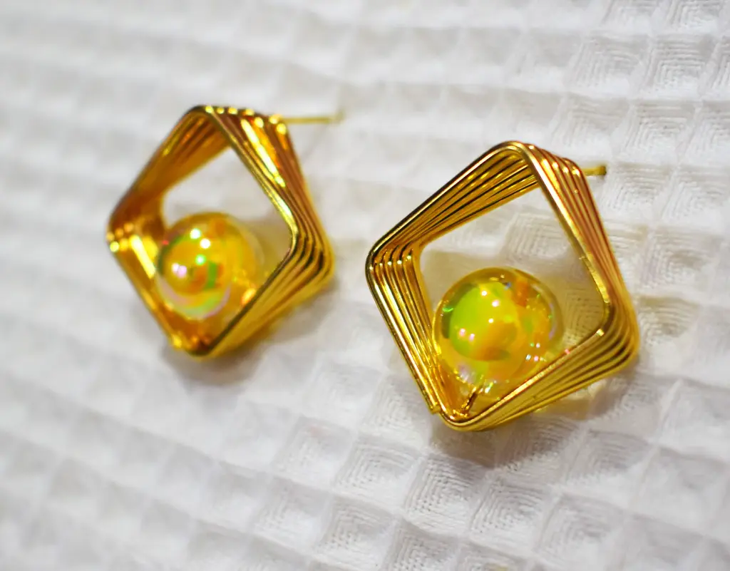 Square_Moti_Earrings_1.webp
