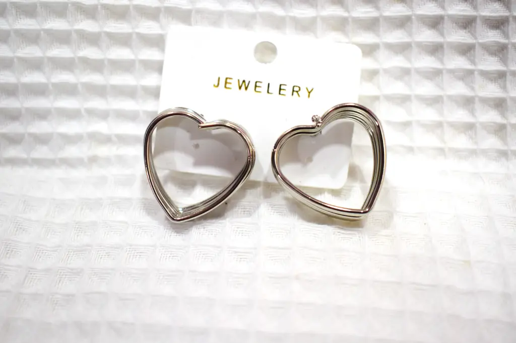 [SVAJHEARTEA0001] Heart Love Earrings