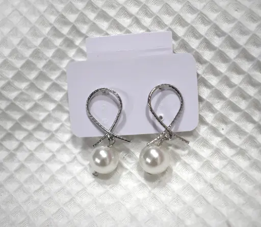 [SVAJSILVERPEARLEA10001] Silver & Pearl Cross Earrings
